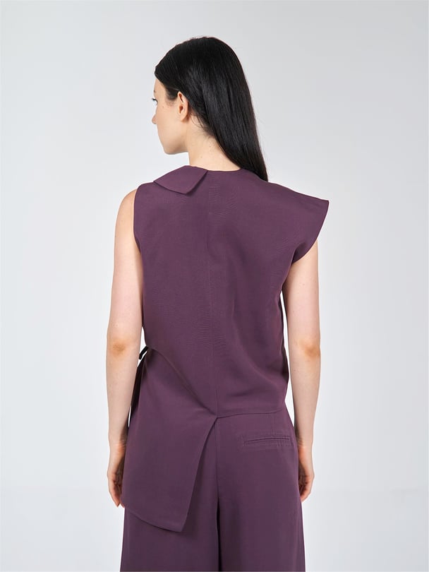 ASYMMETRICAL SLEEVELESS VEST WITH CONTRAST BINDING