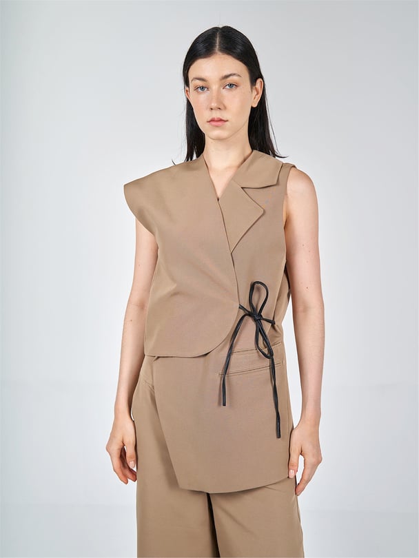 ASYMMETRICAL SLEEVELESS VEST WITH CONTRAST BINDING