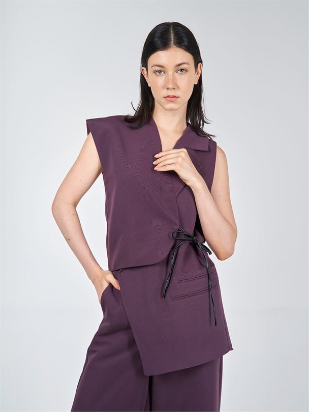 ASYMMETRICAL SLEEVELESS VEST WITH CONTRAST BINDING