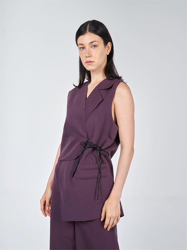 ASYMMETRICAL SLEEVELESS VEST WITH CONTRAST BINDING