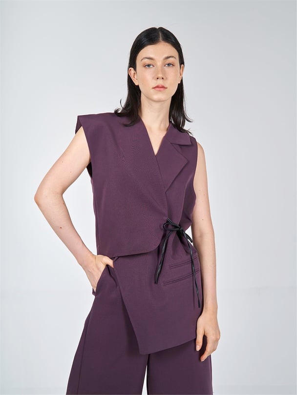 ASYMMETRICAL SLEEVELESS VEST WITH CONTRAST BINDING